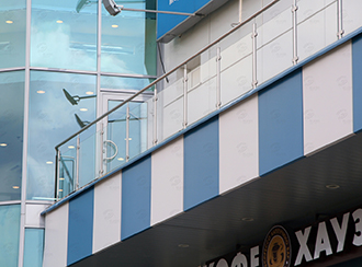Перильное ограждение балкона ТЦ Радео Драйв из нержавеющих металлических стоек со стеклянным заполнением